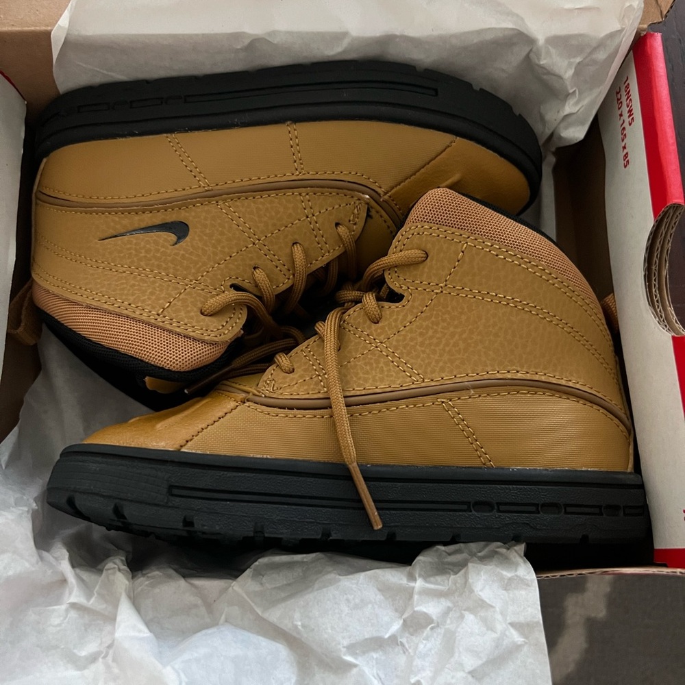 NEW Nike Woodside 2 High Boots